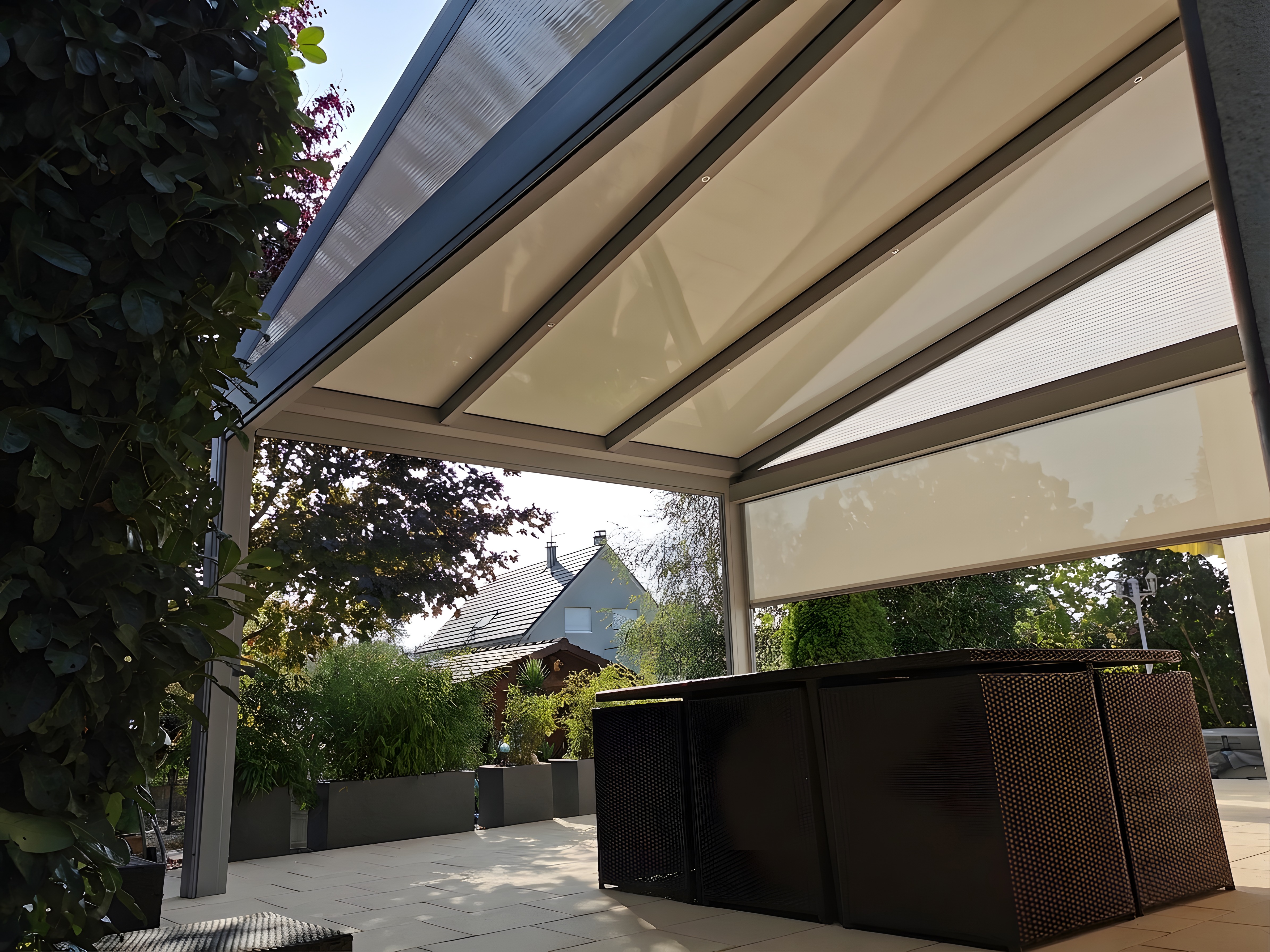 Carport aluminium adossé posé par Lumipro Services en Alsace du Nord